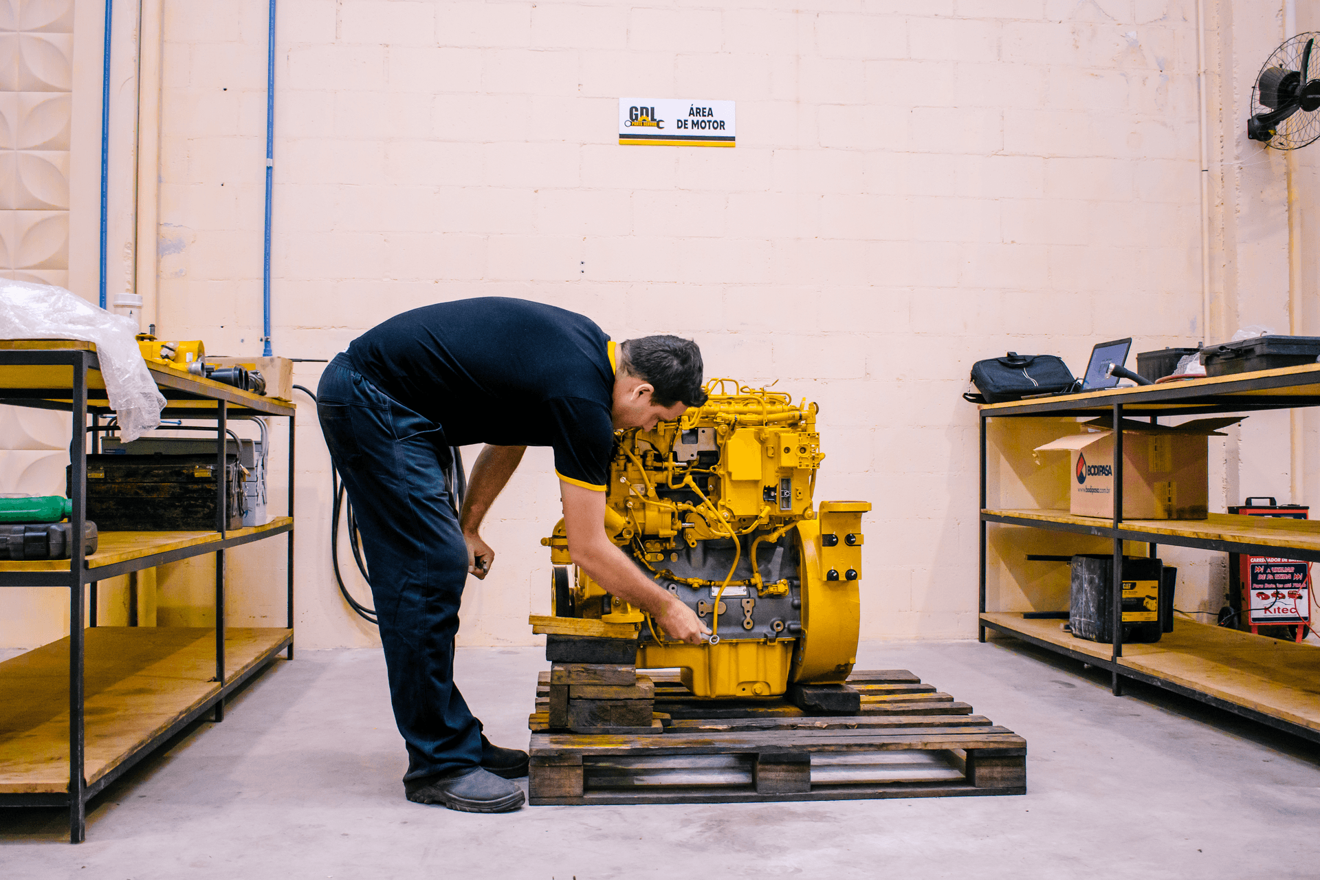 Profissional realizando manutenção em motor de máquina pesada
